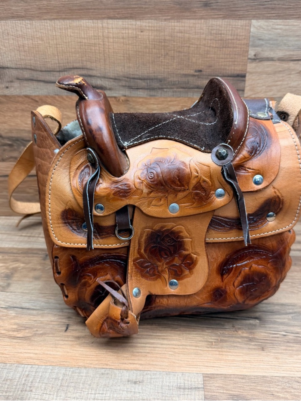 Vintage Tooled Leather Saddle Bag Purse in Tan and Dark Brown made in Mexico - Picture 4 of 8